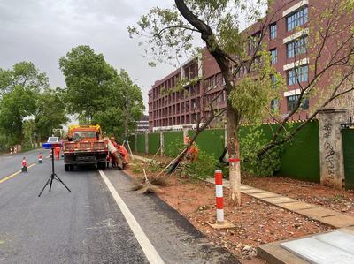 安義公路分中心 應(yīng)急指揮車(chē)筑起極端天氣保暢通的堅(jiān)實(shí)防線